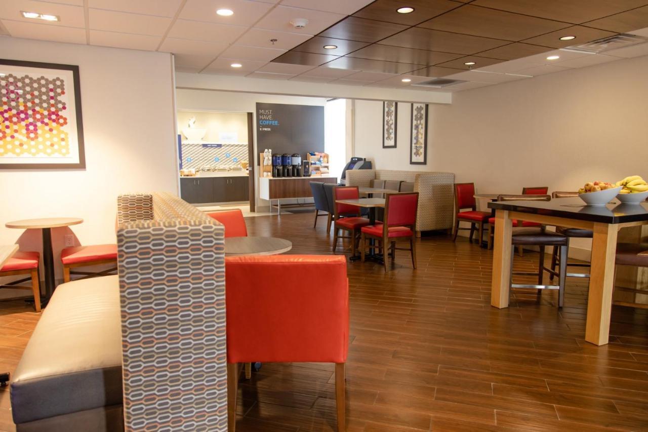 Holiday Inn Express Marshfield - Springfield Area By Ihg Exterior foto