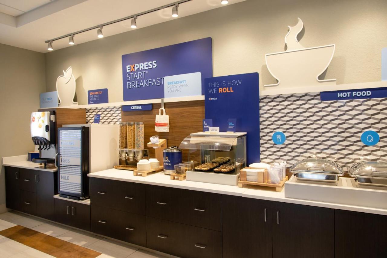 Holiday Inn Express Marshfield - Springfield Area By Ihg Exterior foto